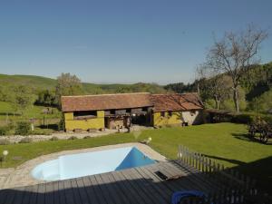 a house with a swimming pool in a yard at Oma's Hutte in Cărpiniş