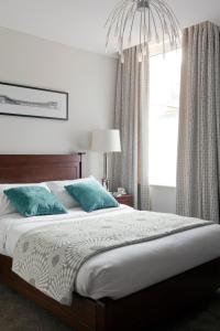 מיטה או מיטות בחדר ב-2 Crescent Gardens Guest House
