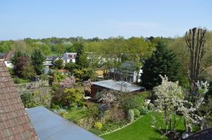 an aerial view of a garden with a house at Wimbledon Views in London