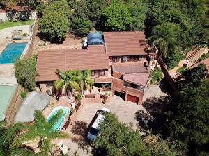 eine Luftaufnahme eines Hauses mit Swimmingpool in der Unterkunft Edelweiss Corporate Guest House in Pretoria + 3 Fotos