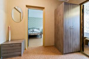 モスクワにあるDearHome Pronskayaの鏡付きの部屋、ベッド付きのベッドルーム1室が備わります。