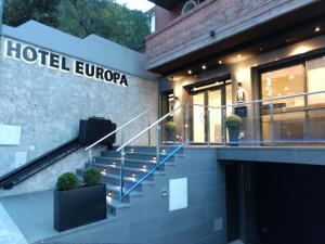 una señal de hotel de la zona del euro en el lateral de un edificio en Hotel Europa de Figueres, en Figueres