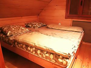 サルバシュにあるGerenda Nyaralóのキャビン内の部屋のツインベッド2台