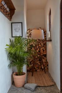 een kamer met een lamp en een stapel brandhout bij Lulworth Lodge in Lulworth Cove