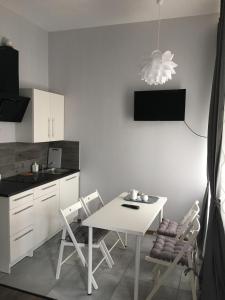 Kuchyňa alebo kuchynka v ubytovaní Ametyst Apartments