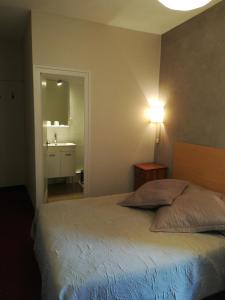 Postel nebo postele na pokoji v ubytování Hôtel Le Foch