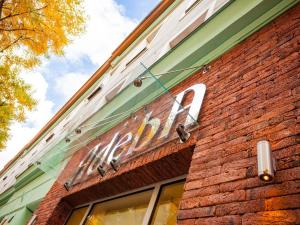 布拉格阿德巴酒店的砖楼一侧的旧标志