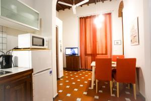 フィレンツェにあるVia Guelfa Apartmentのキッチン(テーブル、椅子、電子レンジ付)
