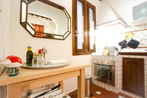 Kuchyňa alebo kuchynka v ubytovaní Via Guelfa Apartment + 17 fotografií