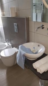 Cecio 5 Terre Rooms tesisinde bir banyo