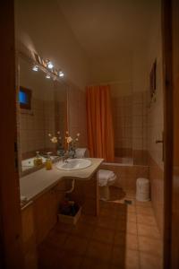 Ένα μπάνιο στο Sunset Holiday Home in Kalamaki