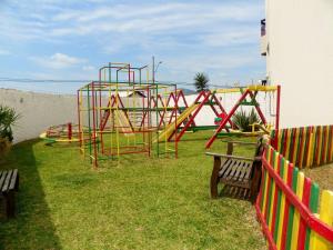 een speeltuin met een speelplaats in het gras bij Apartamento Classe A in Florianópolis