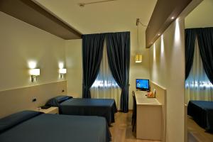 Rúm í herbergi á Sam Hotel +23 myndir