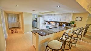 Kuchyň nebo kuchyňský kout v ubytování Edgewater Condo Unit #104