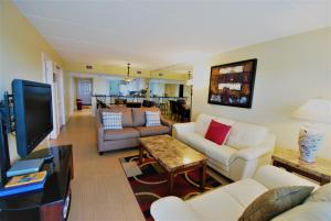 Posezení v ubytování Edgewater Condo Unit #104