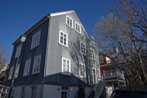 un edificio azul y blanco con ventanas blancas en Art Centrum Apartments, en Reikiavik