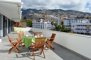 フンシャルにあるTop Floor in City Center Funchalの景色を望むバルコニー(テーブル、椅子付)