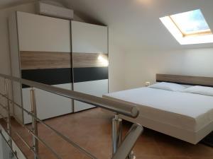 Apartments Villa Maslinica tesisinde bir odada yatak veya yataklar