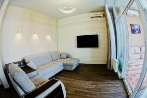 A seating area at Comfort Olympic Apartments