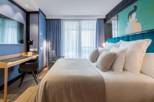 A bed or beds in a room at Barceló Imagine