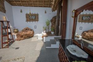 La salle de bains est pourvue d'un lavabo. dans l'établissement The Cape Goa, à Cabo de Rama