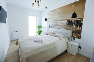 A bed or beds in a room at apartament 17 piętro widok na morze