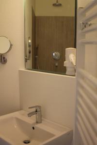Koupelna v ubytování Hotel Schwarzer Adler Jever