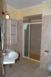 bagno con vasca, lavandino e doccia di Hotel Duca Di Calabria a Serra San Bruno