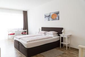 1 dormitorio con 1 cama grande y paredes blancas en Gasthof zur Post, en Hof bei Salzburg