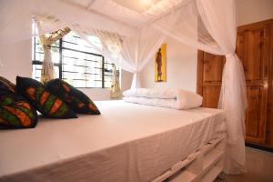 Kama o mga kama sa kuwarto sa Mambo Arusha Hostel