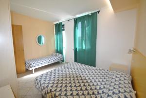 Villa Fiorella في كاستجليونسيلو: غرفة نوم بسرير ونافذة