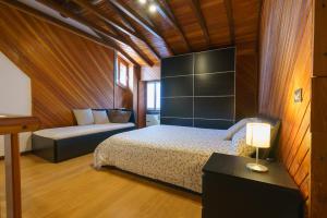 グラヴェドーナにある"Bice&Lucia"の部屋にベッドとソファがある寝室