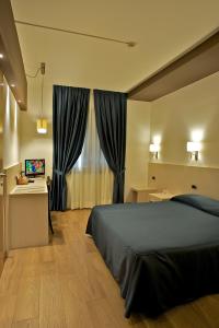 Rúm í herbergi á Sam Hotel