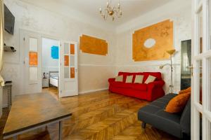 ブダペストにあるBudapestapartment9のリビングルーム(赤いソファ、テーブル付)