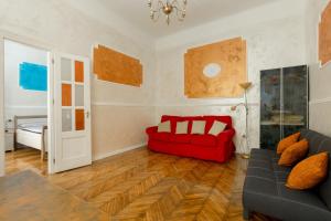 ブダペストにあるBudapestapartment9のリビングルーム(赤いソファ付)、ベッドルーム1室
