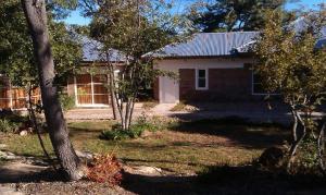 Ruwa的住宿－Nora Valley Lodge，前面有树木的砖房
