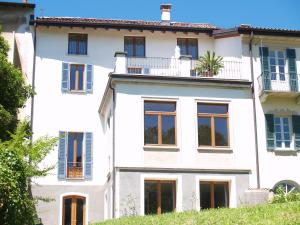 ein Bild eines weißen Hauses mit Fenstern in der Unterkunft Casa Botta - Luino Lago Maggiore in Luino