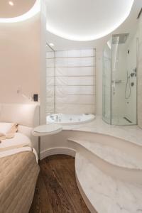 uma casa de banho branca com uma banheira e um chuveiro em LUX Suites in Roma em Roma