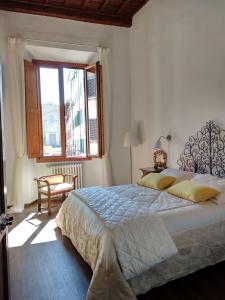 um quarto com uma cama grande e uma janela em Wonderful View Carmine em Florença