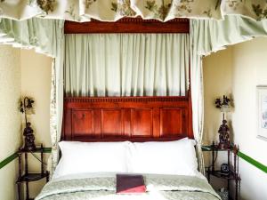 Postel nebo postele na pokoji v ubytování Tall Storeys