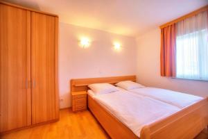 a small bedroom with a bed and a window at Villa D&I in Srima