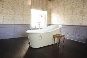 Ванна кімната в The Tunbridge Wells Hotel