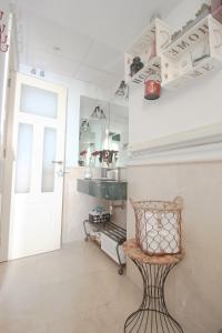 セビリアにあるApartamento Quevedoの椅子と鏡付きの部屋