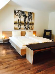 um quarto com duas camas e uma pintura de zebras em Hotel Kreuz em Holderbank