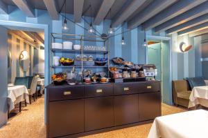 ein Restaurant mit einer Theke mit Essen darauf in der Unterkunft Hotel Tiziano in Venedig