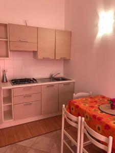 Кухня или кухненски бокс в Appartamento Nel Residence Poseidone
