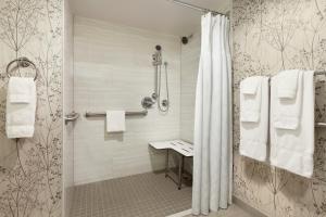 łazienka z prysznicem i zasłoną prysznicową w obiekcie Crowne Plaza Crystal City-Washington, D.C., an IHG Hotel w mieście Arlington