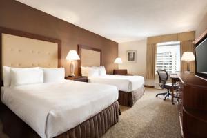 Habitación de hotel con 2 camas y escritorio en Crowne Plaza Crystal City-Washington, D.C., an IHG Hotel en Arlington