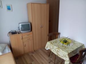 Telewizja i/lub zestaw kina domowego w obiekcie Pokoje Rybacka 5
