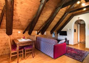 a living room with a couch and a table at Bella Vigezzo in Craveggia
